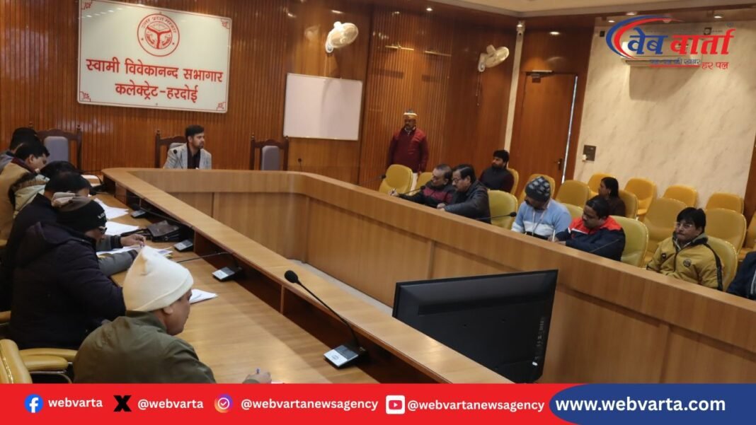 हरदोई में कृषि विभाग की समीक्षा बैठक की अध्यक्षता करते जिलाधिकारी अनुनय झा