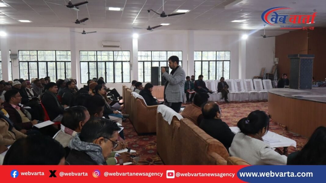 हरदोई में मतदाता सूची पुनरीक्षण बैठक की अध्यक्षता करते जिलाधिकारी अनुनय झा