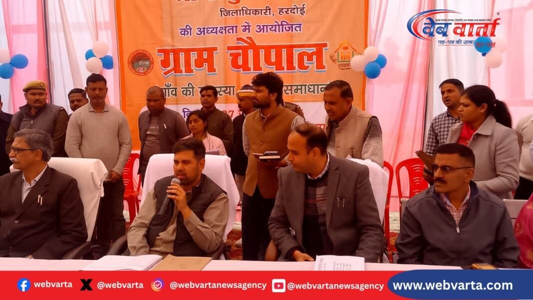 चठिया गांव में ग्राम चौपाल के दौरान ग्रामीणों से संवाद करते जिलाधिकारी अनुनय झा