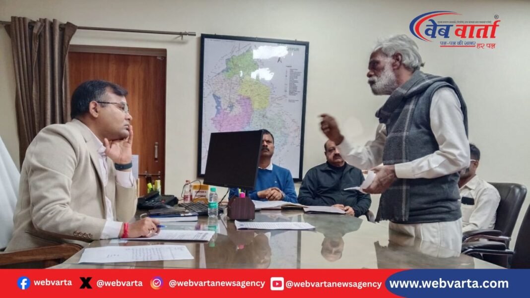 DM Satya Prakash Jansunwai Lalitpur ललितपुर में जनसुनवाई के दौरान शिकायतें सुनते जिलाधिकारी सत्य प्रकाश