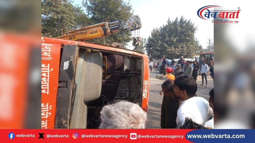 Deoria Bus Accident Crane Collision देवरिया में क्रेन से टकराकर पलटी बस, हादसे में घायल यात्री