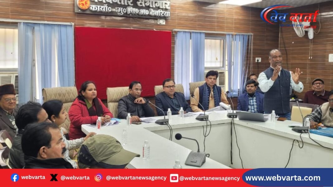देवरिया में आरबीएसके को लेकर बैठक करते सीएमओ डॉ. अनिल कुमार गुप्ता