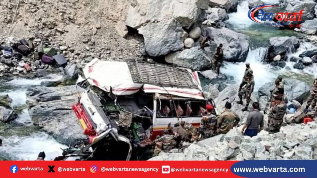 डोडा के खानी टॉप पर खाई में गिरी सेना की बस का हादसा