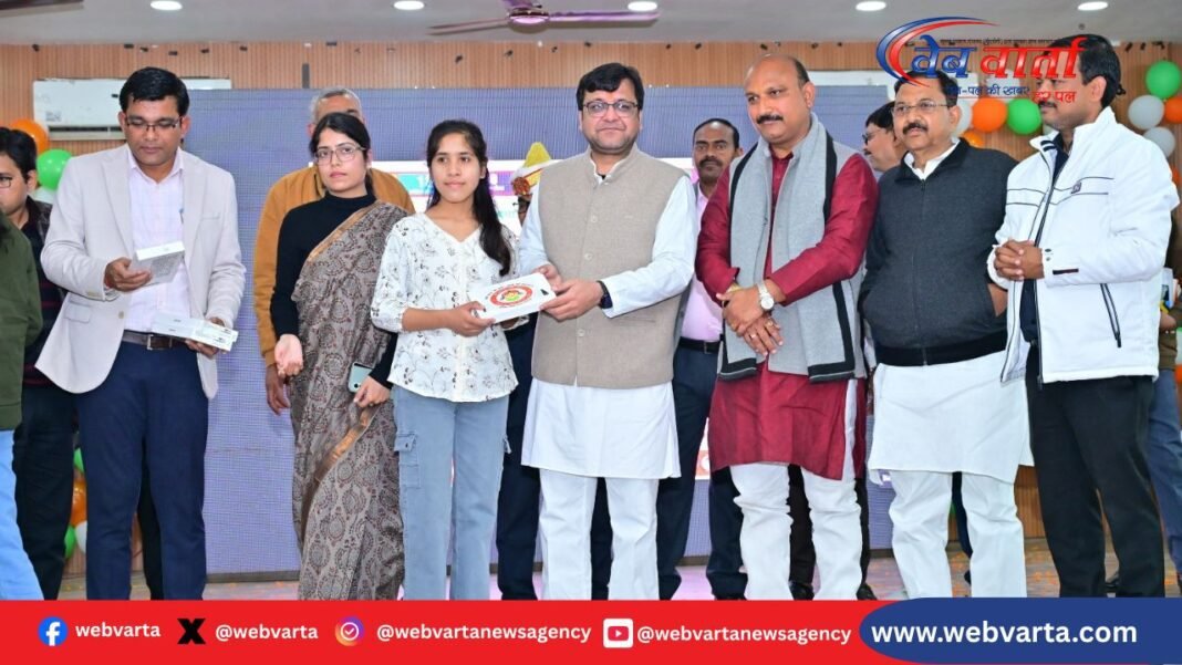 हरदोई में राष्ट्रीय बालिका दिवस पर मेधावी बालिकाओं का सम्मान