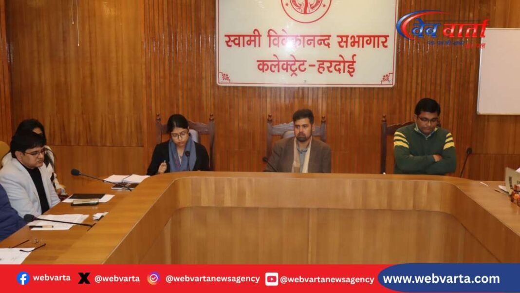 हरदोई में सीएम डैशबोर्ड समीक्षा बैठक की अध्यक्षता करते जिलाधिकारी अनुनय झा