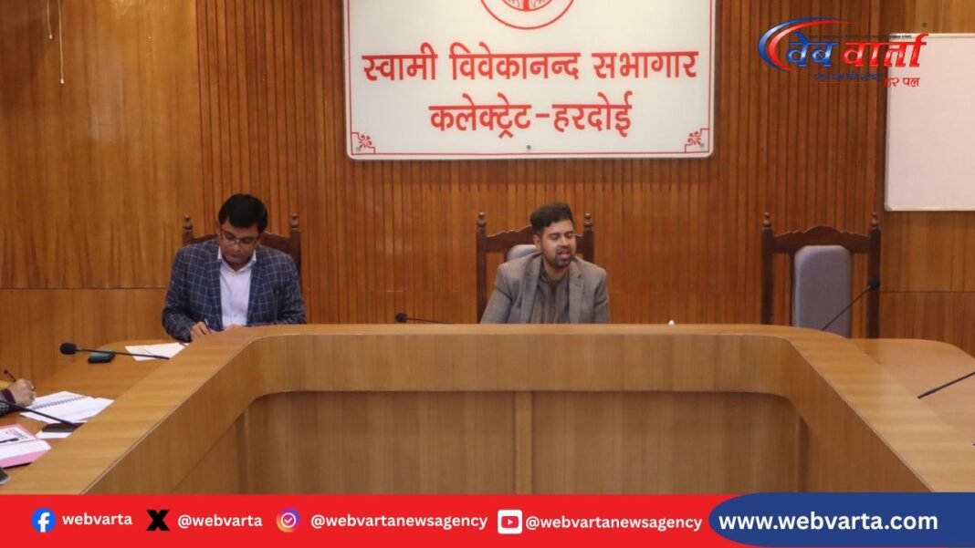 हरदोई में दिव्यांग मतदाताओं को लेकर जिला स्तरीय बैठक