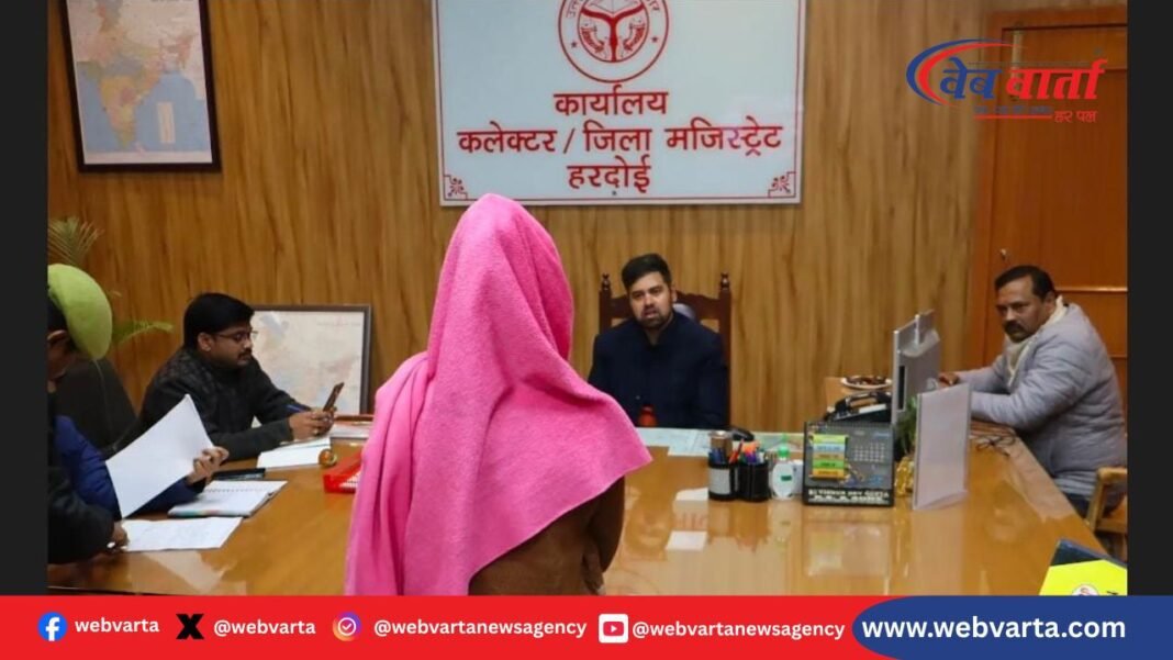 हरदोई जनसुनवाई में जिलाधिकारी अनुनय झा आमजन की शिकायतें सुनते हुए