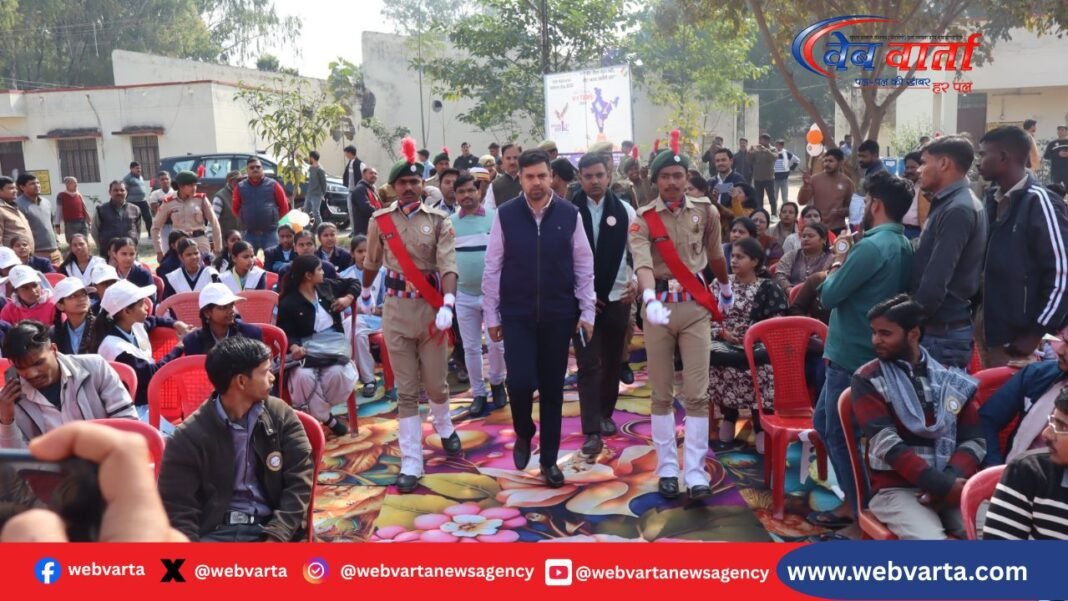 Hardoi News, National Voters Day, Voter Awareness, DM Hardoi, Uttar Pradesh News 16वें राष्ट्रीय मतदाता दिवस पर हरदोई में मतदाता जागरूकता रैली