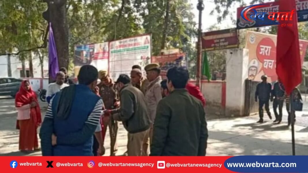 हरदोई एसपी कार्यालय पर महिला द्वारा आत्मदाह का प्रयास