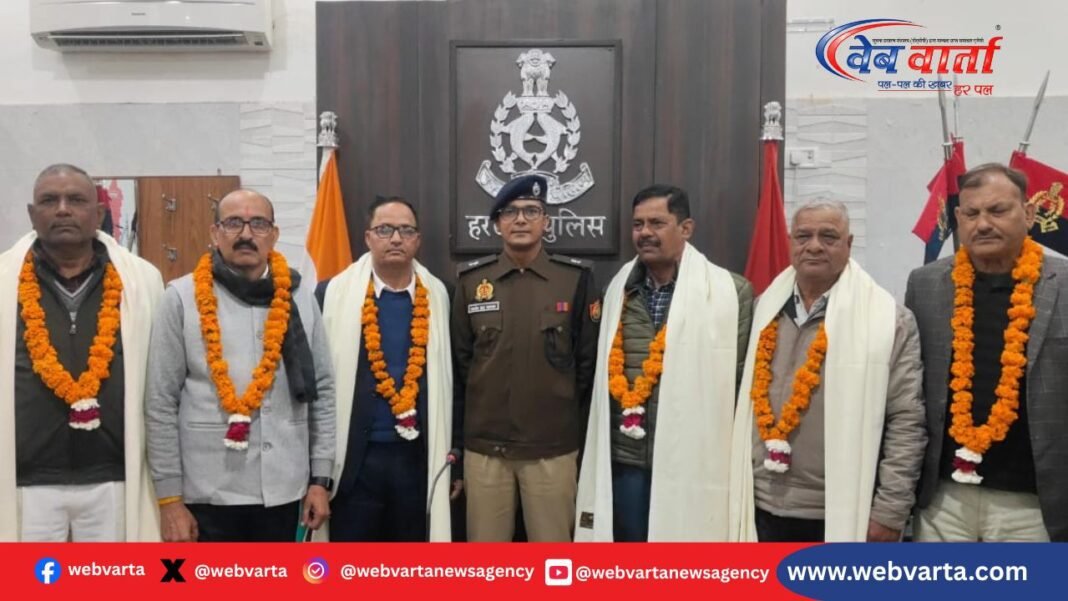 हरदोई में सेवानिवृत्त पुलिसकर्मियों को सम्मानित करते एएसपी आलोक राज नारायण