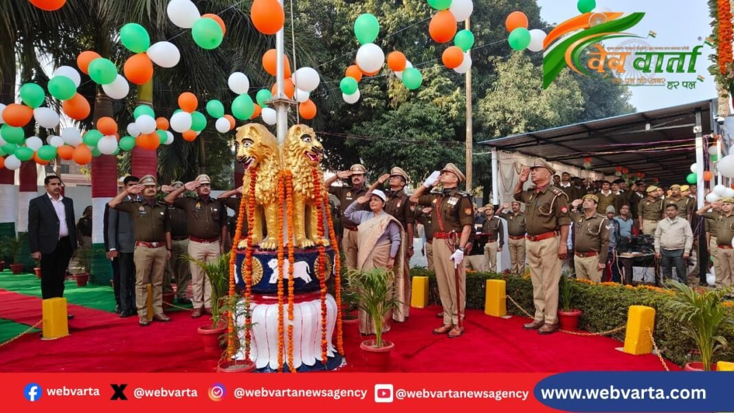 हरदोई पुलिस लाइन में गणतंत्र दिवस पर तिरंगा फहरातीं रजनी तिवारी