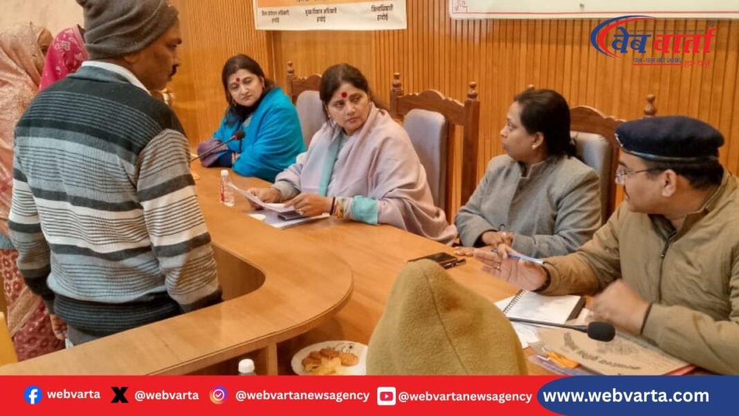 हरदोई में राज्य महिला आयोग अध्यक्ष डॉ बबीता चौहान समीक्षा बैठक