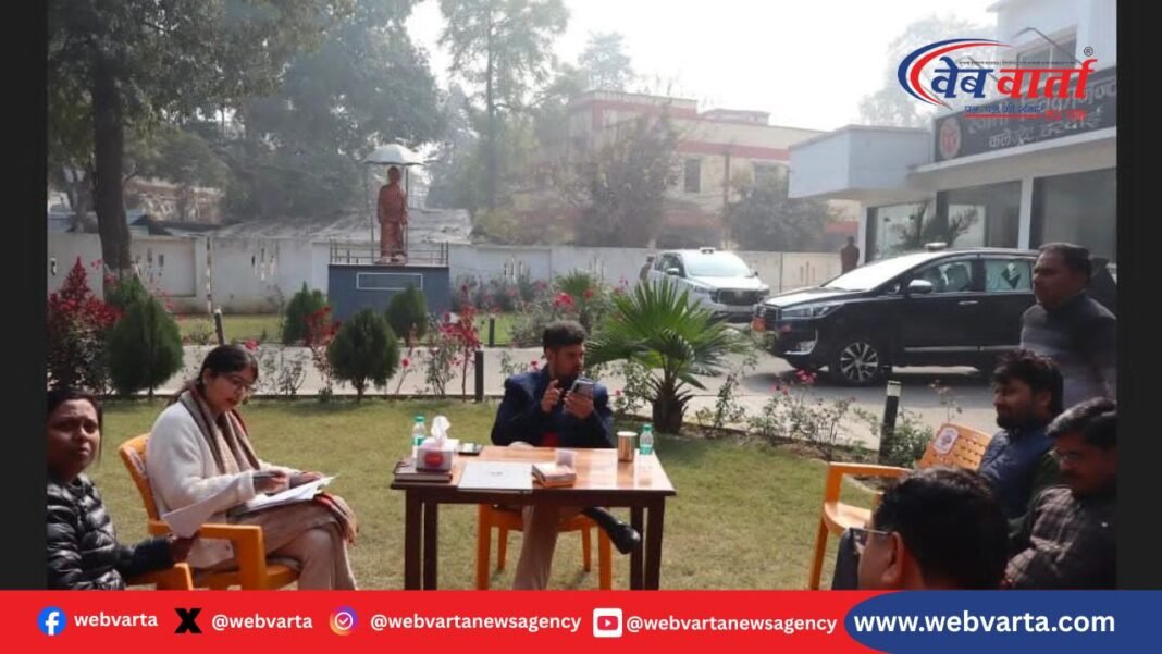 हरदोई में पर्यटन विकास समीक्षा बैठक में जिलाधिकारी अनुनय झा