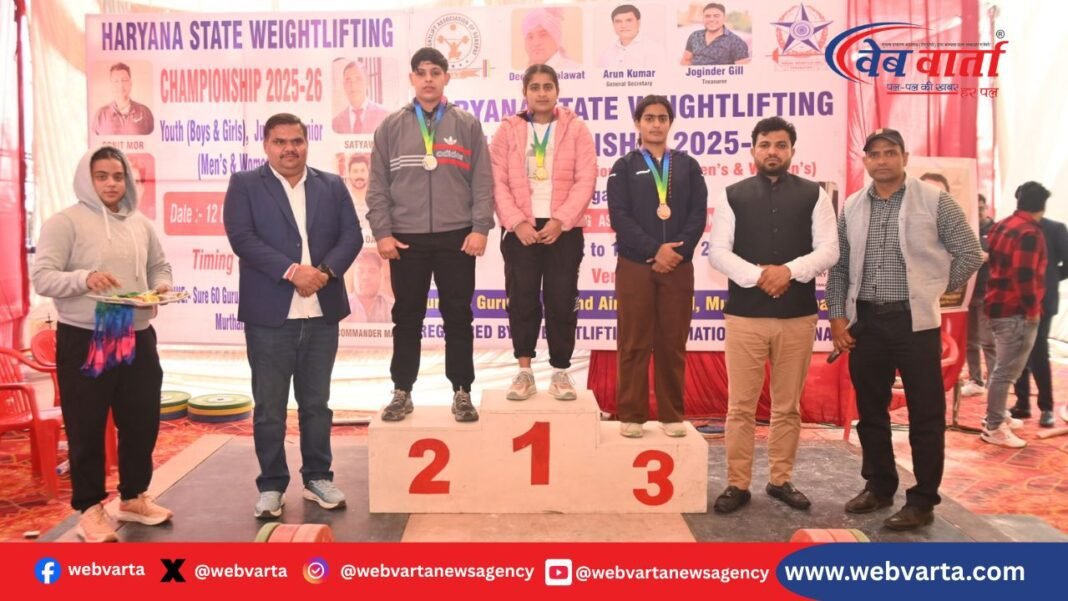 गन्नौर में आयोजित राज्य स्तरीय वेटलिफ्टिंग प्रतियोगिता में भाग लेते खिलाड़ी