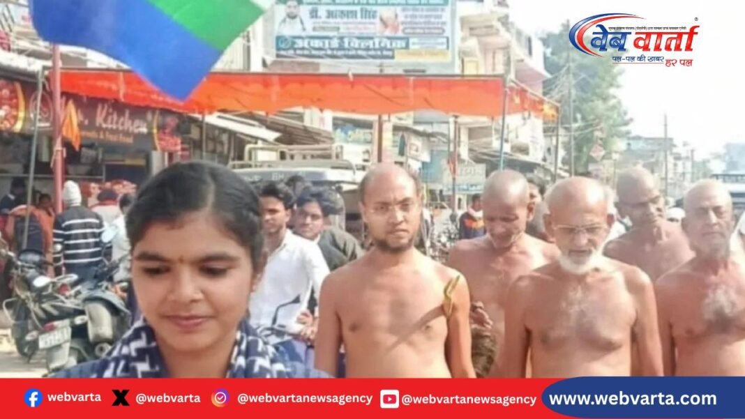 Jain Muni Basu Nandi Maharaj Kushinagar कुशीनगर में महावीर स्वामी मंदिर में पूजा करते जैन मुनि बासु नंदी महाराज