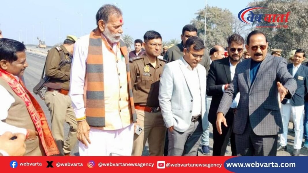 Kalgawan Overbridge NH44 Lalitpur NH-44 पर कैलगुवां ओवरब्रिज का निरीक्षण करते अधिकारी