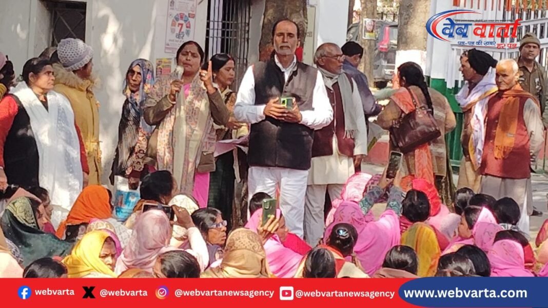 कुशीनगर में मांगों को लेकर प्रदर्शन करती आंगनबाड़ी कार्यकर्ता