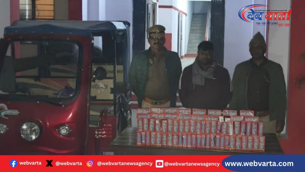 कुशीनगर में ई-रिक्शा से शराब तस्करी करते आरोपी की गिरफ्तारी