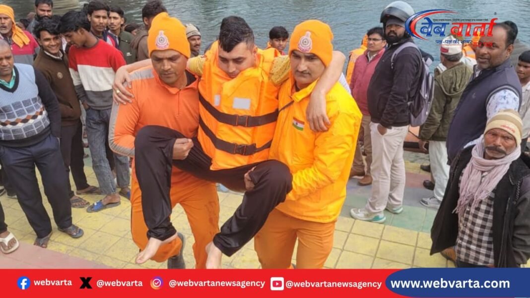 Kushinagar NDRF Flood Mock Drill कुशीनगर में बाढ़ आपदा पर एनडीआरएफ द्वारा किया गया मॉक ड्रिल