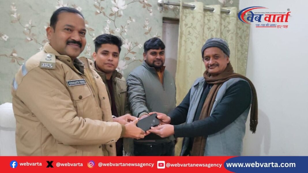 कुशीनगर पुलिस सर्विलांस टीम मोबाइल बरामदगी पत्रकार को सौंपते