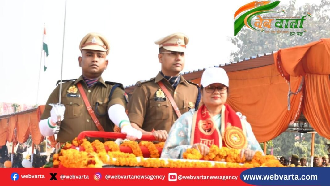 कुशीनगर पुलिस लाइन में गणतंत्र दिवस समारोह के दौरान ध्वजारोहण