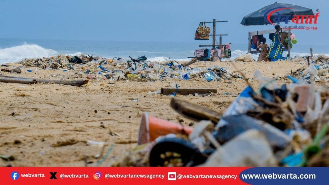 लक्षद्वीप में पर्यटन के साथ बढ़ता कचरा संकट समुद्र किनारे डंप