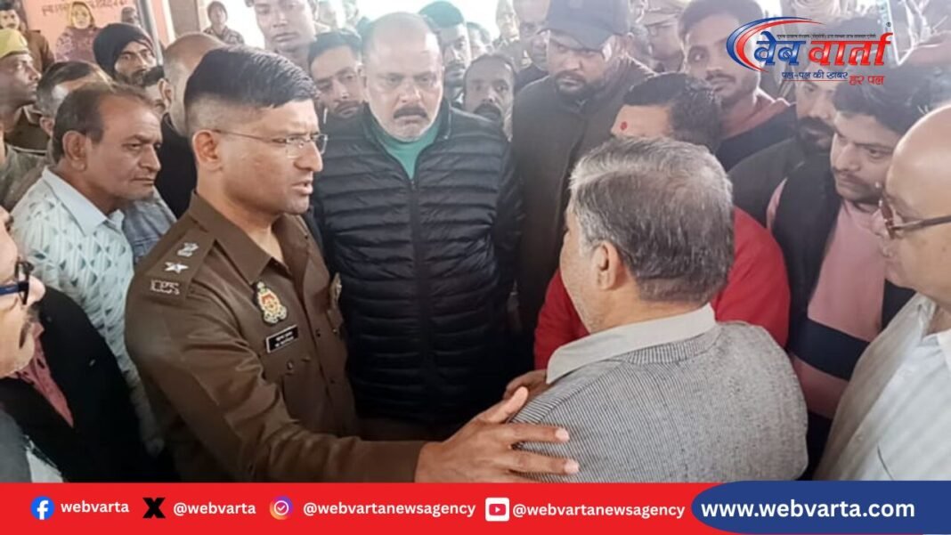 ललितपुर में हत्या के बाद जिला अस्पताल पहुंचे पुलिस अधिकारी