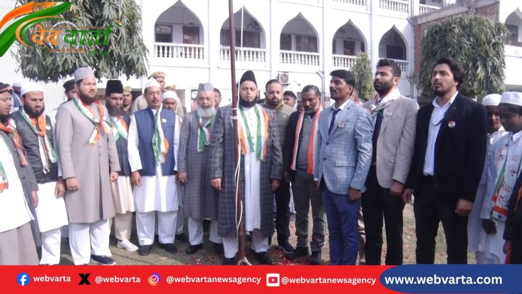 Lucknow Eidgah Republic Day Celebration लखनऊ ईदगाह में गणतंत्र दिवस पर मौलाना खालिद रशीद फ़रंगी महली द्वारा झंडारोहण