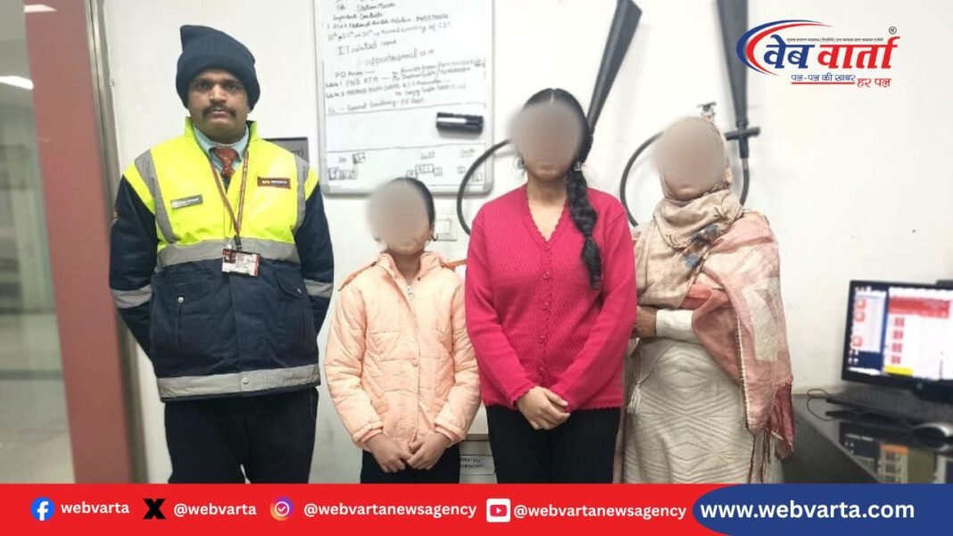 लखनऊ मेट्रो में खोई 9 वर्षीय बच्ची को सुरक्षित परिवार को सौंपते कर्मचारी