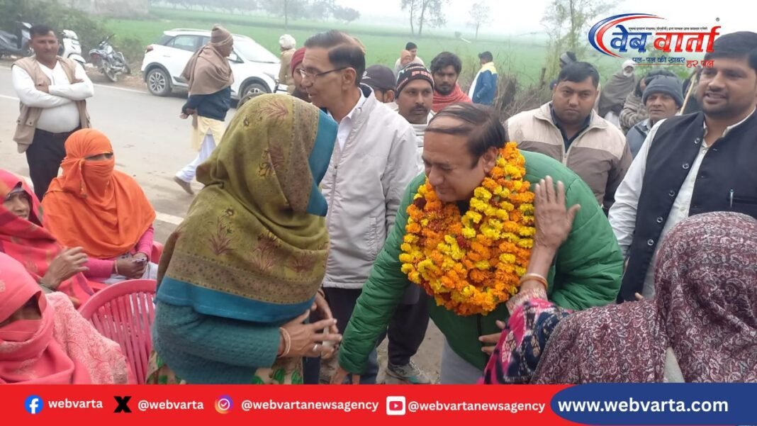 मनरेगा बचाओ संग्राम में ग्रामीणों को संबोधित करते सुरेंद्र पंवार