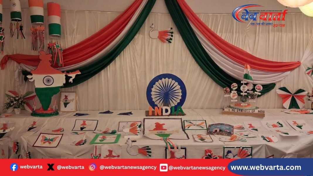 Paper Craft World Exhibition at St Francis College - लखनऊ के सेंट फ्रांसिस कॉलेज में पेपर क्राफ्ट वर्ल्ड प्रदर्शनी में बच्चों की कलाकृतियाँ