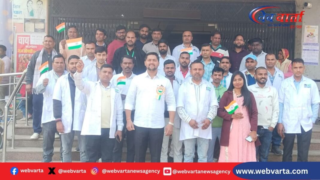 कुशीनगर में 108 और 102 एम्बुलेंस कर्मचारियों का गणतंत्र दिवस समारोह