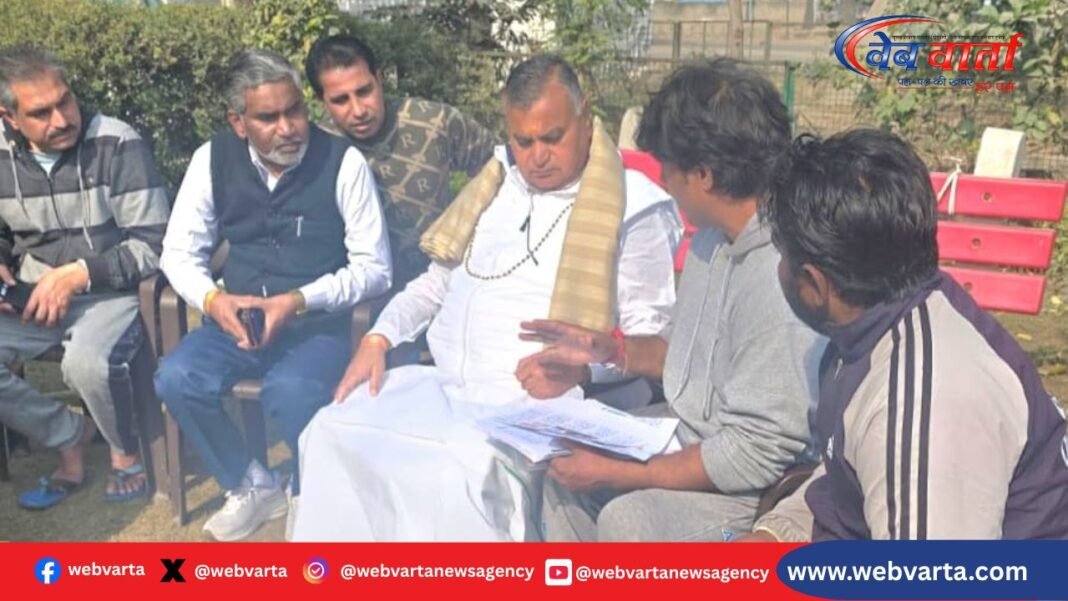 सोनीपत में जनसुनवाई के दौरान शंकराचार्य स्वामी अविमुक्तेश्वरानंद मामले पर बयान देते कांग्रेस सांसद सतपाल ब्रह्मचारी