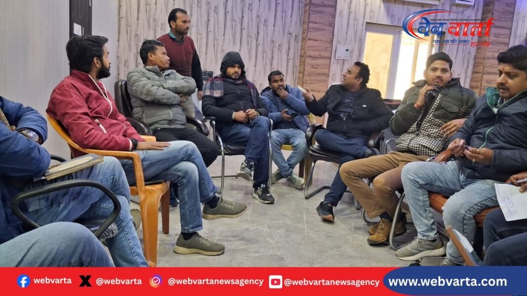 शाहाबाद ब्लॉक मुख्यालय में सचिवों का आक्रोश और विरोध