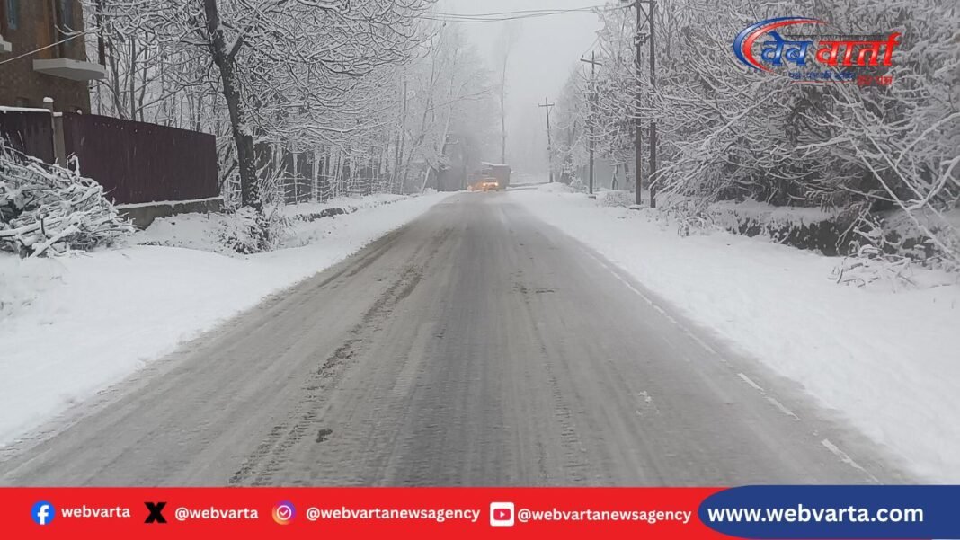 कश्मीर और हिमाचल में भारी बर्फबारी से ढके इलाके