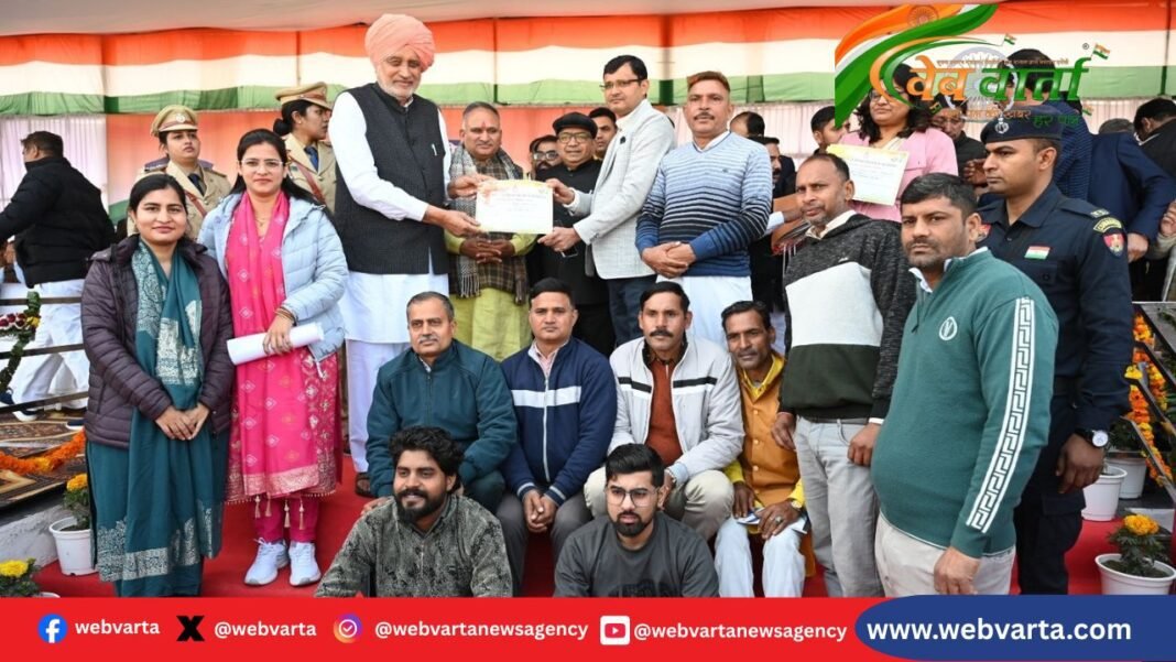 सोनीपत में गणतंत्र दिवस पर ध्वजारोहण करते मंत्री श्याम सिंह राणा