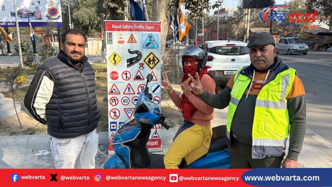 सोनीपत में सड़क सुरक्षा जागरूकता अभियान के दौरान लोगों को जागरूक करते अधिकारी