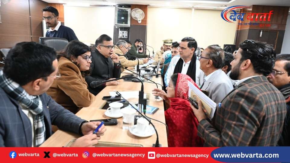 सोनीपत समाधान शिविर में उपायुक्त सुशील सारवान जनशिकायतें सुनते हुए