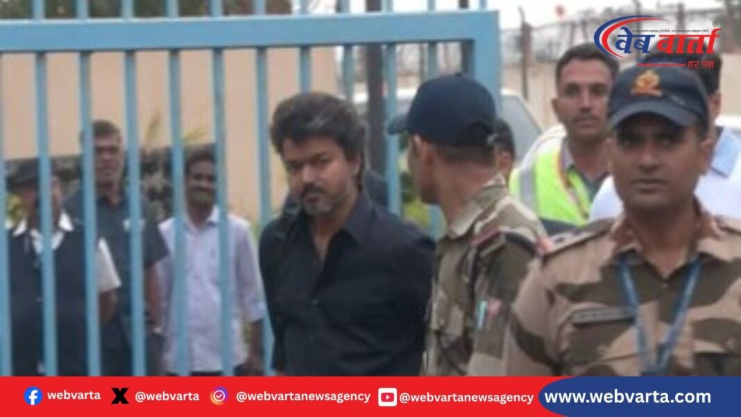 Thalapathy Vijay CBI Questioning Karur Stampede Case थलापति विजय करूर भगदड़ मामले में सीबीआई पूछताछ के बाद बाहर निकलते हुए