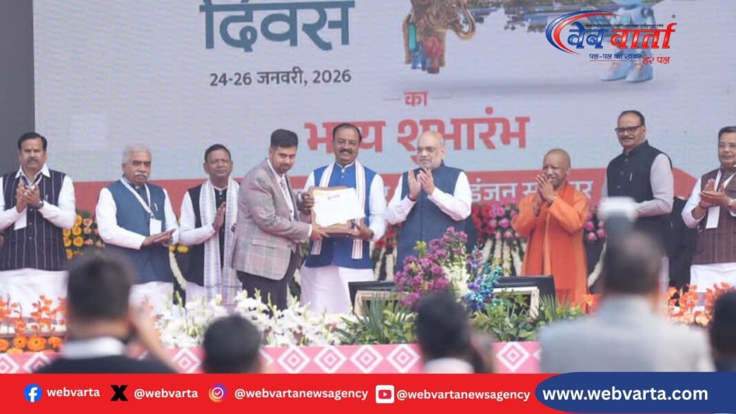 हरदोई में उत्तर प्रदेश स्थापना दिवस कार्यक्रम के दौरान सम्मान समारोह