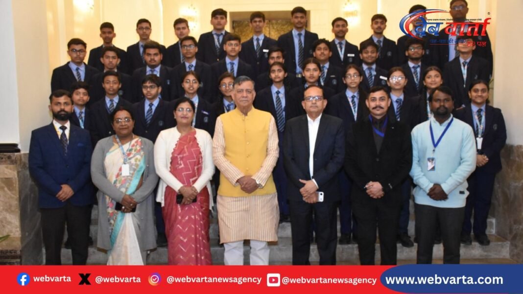 उत्तर प्रदेश विधानसभा में शैक्षिक भ्रमण पर पहुंचे छात्र-छात्राएं