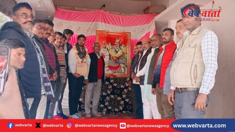 बलरामपुर में अखिल क्षत्रिय महासभा द्वारा महाराणा प्रताप की पुण्यतिथि पर आयोजित कार्यक्रम में श्रद्धांजलि अर्पित करते हुए सदस्य