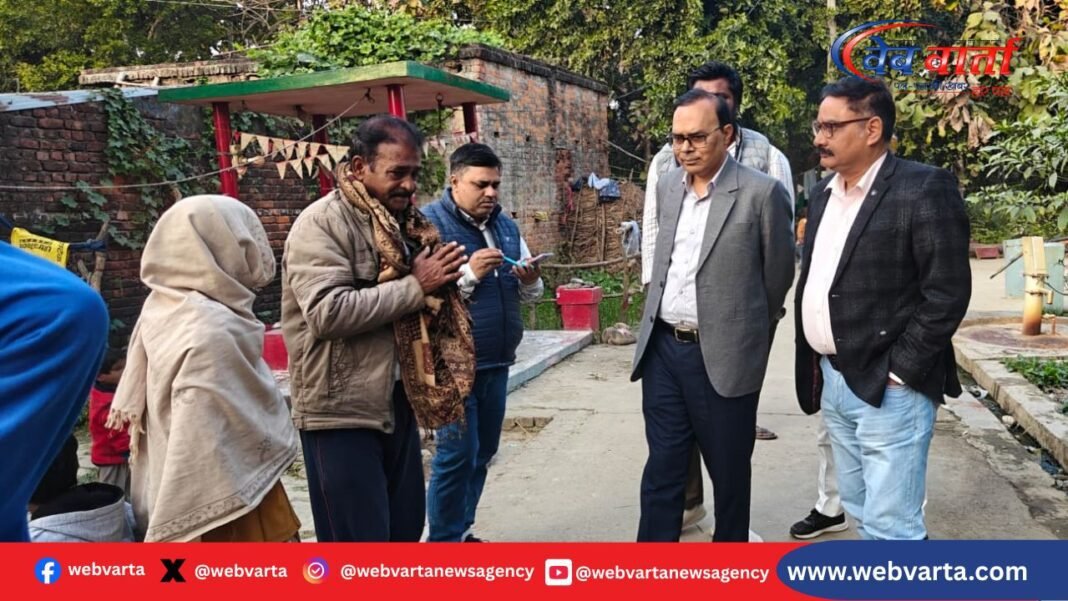 मुख्य चिकित्सा अधिकारी डॉ. मुकेश रस्तोगी ग्राम महादेव मिश्र में ग्रामीणों से बातचीत करते हुए