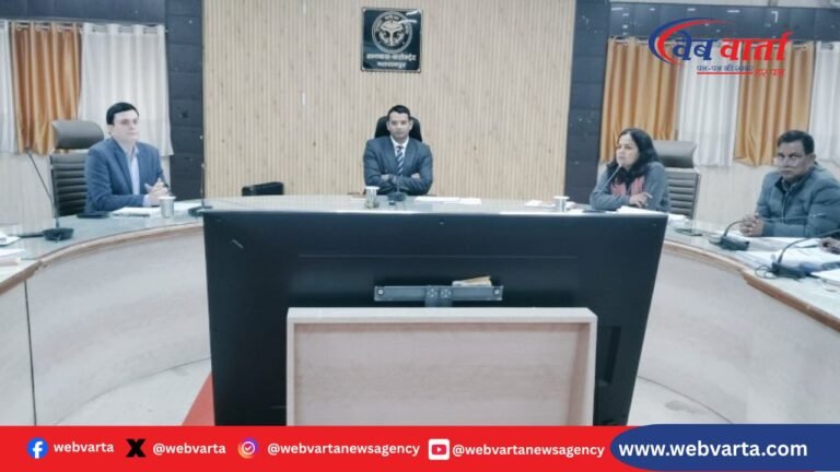 बलरामपुर में खतौनी अंश निर्धारण त्रुटियों के सुधार हेतु पोर्टल आधारित अभियान का शुभारंभ करते जिलाधिकारी विपिन कुमार जैन