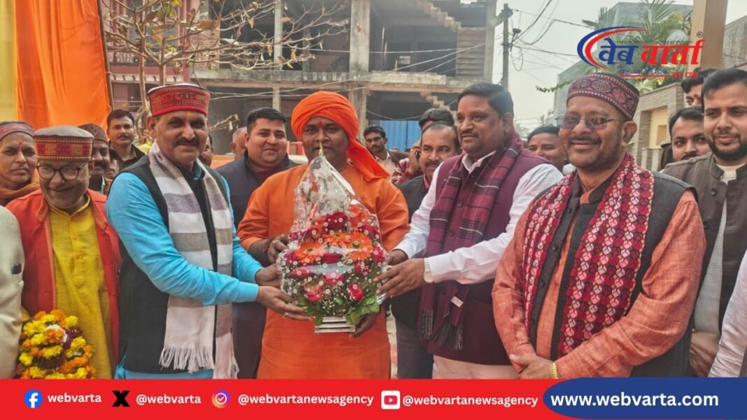 बलरामपुर में विधायक कैलाश नाथ शुक्ल के आवास पर खिचड़ी सह भोज में उमड़ा जनसैलाब