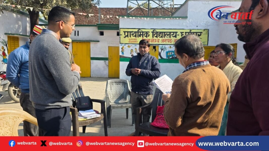 बलरामपुर में विशेष प्रगाढ़ पुनरीक्षण 2026 के तहत मतदाता सूची वाचन का निरीक्षण करते डीएम विपिन कुमार जैन।