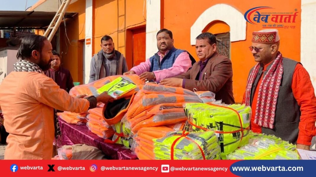 balrampur-sanitation-worker-safety-gear-distribution बलरामपुर नगर पालिका सफाई कर्मचारियों को जैकेट और रेडियम जर्सी वितरित करते हुए