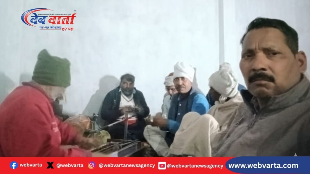 बसंत पंचमी पर नर्मदेश्वर धाम गुजीदेई में आयोजित भव्य भजन संध्या का दृश्य