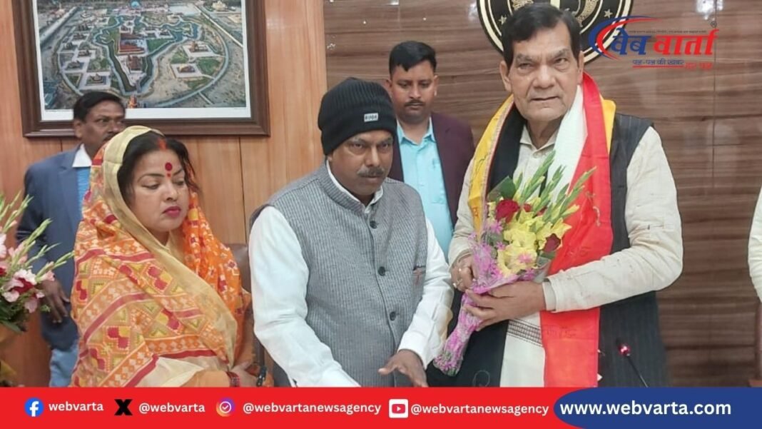 BJP नेता रजनीकांत मंत्री ए.के. शर्मा को ज्ञापन सौंपते हुए