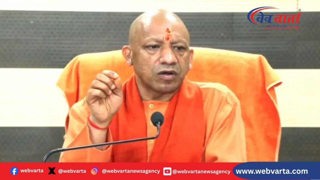 cm-yogi-varanasi-press-conference वाराणसी में प्रेस कॉन्फ्रेंस करते सीएम योगी आदित्यनाथ